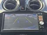 車両後方の映像に加えて目安となるガイドが表示され、駐車時に後方の状況を画面で確認できます。周囲を直接確認しながら利用でき、狭い駐車スペースでの操作を心強く支えます。