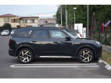 【ショールーム】ショールーム内にも旬の車両を展示し、MINI好きなお客様にとって居心地のよい空間づくりを行っております。