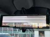 【デジタルルームミラー】車両後方カメラの映像をルームミラーに映すことが出来ます。 そのため、後席に人や荷物があって後方が見えづらい場合でもしっかり視界を確保することが出来ます。