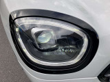 【LEDヘッドライト】先進のテクノロジーを採用し、照射される白色光の周波特性は太陽に近く、自然な明るさで夜道を明確に照らし出します。夜間はもちろん悪天候の日中でも優れた視認性を発揮し、安全性を高めます。