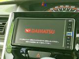 大きく見やすい画面と、側面にまとまったボタンで扱いやすい構成です。ナビやオーディオなどの車内機能をまとめて操作でき、日常のお出かけをサポートします。