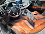【コックピットシート】BMW車の主役席。車体中央にくる様に配置し車両重心とが一致する事でドライバーと車との一体感あるドライビングを実現。人間工学に基づき形成した形状が長時間のドライブ疲労も軽減します!
