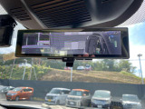 【インテリジェントルームミラー】車両後方のカメラ映像をミラー面に映し出すので、同乗者や積荷などの車内状況や天候などに影響されずいつでもクリアな後方視界が得られます。通常の鏡にも切替できます