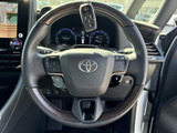 手元にスイッチ類がまとまり、運転席から各種機能へアクセスしやすいステアリングです。メーターを確認しながら扱いやすい配置で、日々の運転を支える便利な装備が備わっています。