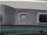 【パワーバックドア】スマートキーや運転席のボタンを押すだけでリアゲートが自動で開閉します。両手に荷物を持っている時や高い位置のバックドアを閉める際に便利な機能です。
