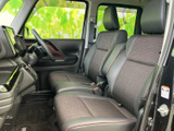 前席は左右それぞれにゆとりを持たせた配置で、落ち着いた色合いのシートが車内にまとまりを与えます。窓からの見通しも広く、運転席と助手席で快適にお過ごしいただける空間です。