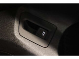 運転席からトランクゲートを開けることも可能です。