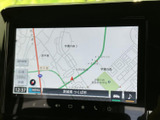 画面には周辺の道路や現在地が表示され、地図情報を見ながら目的地までの移動を確認できます。画面下のメニューもまとまっており、必要な項目を見つけやすい構成です。
