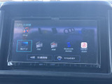 地図やFM・AM、Bluetooth AUDIOなどのソースが画面に並び、使いたい音源を選びやすい構成です。表示を見ながら切り替えられるため、日常のお出かけでも音楽やラジオを気軽に楽しめます。