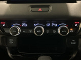 オートエアコンは左右席で独立温度コントロールが可能です。運転席はキンキンに冷やして助手席はマイルドにと言った設定が可能です☆暑さ寒さでケンカすることもなくなりますね♪