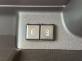 充電用USB端子付き。スマートフォンなどの充電に便利です。