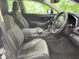 前席は視界が広く、運転席と助手席それぞれにゆったり座れる空間です。シートやドアまわりは落ち着いた色調でまとまり、毎日の移動も快適にお過ごしいただけます。