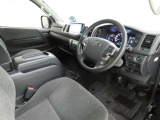シンプルで使いやすいデザインの運転席です。