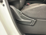 シートハイトアジャスターが付いているので運転姿勢を調整するのに便利ですね。身長に合ったシートポジションは安全運転や疲労軽減にもつながります。
