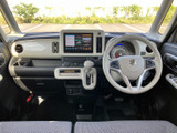 前席からはフロントガラス越しに広く見渡せ、運転席と助手席の間もすっきりした配置です。明るい色調の内装と落ち着いたシートで、毎日の移動も快適です。