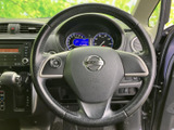 手元で握りやすい形状に加え、ステアリング上にもスイッチを配置。運転姿勢を大きく変えずに使えるため、前方への注意を保ちながら手元の操作を行いやすい仕様です。