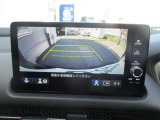 マルチビューカメラで車の周囲を映像で確認できます。駐車場や見通しの悪い交差点などナビ画面に映し出します。