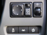 電動格納式ミラーや安全運転支援技術をコントロールするスイッチ類が集約されています。