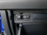 ETCユニットがグローブBOX内に収まっています。