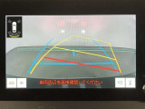 【バックガイドモニター】後方の映像をナビ画面に表示するだけでなく、ステアリング操作に連動して動くガイド線も同時に表示!予想進路の確認をしながら後退できるので便利です!
