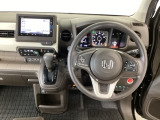 【ハンドル】運転にかかわる様々な操作を安全に行えるように視点移動が少なく操作性に配慮されたスイッチ類が凝縮されたコックピットです。