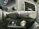 レバーには灯火類のマークやAUTOなどの表示が並び、必要な設定を目で確認しやすい仕様です。表示がまとまっているため、運転時にも扱う機能を把握しやすく便利です。
