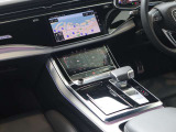 内装はシンプルに使い勝手を考え作られています。お車を運転する感覚をダイレクトに体感して頂けます。室内も広くロングドライブにも快適にお過ごしいただけます。