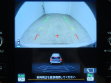 ■リヤビューカメラの映像です。ステアリング連動ガイドラインが、後退時の予想進路を表示し、運転のサポートを致します。