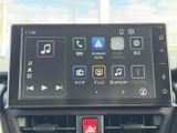 ラジオやテレビ、Bluetoothなどのメニューが画面に並び、使いたい項目を見つけやすい表示です。スマートフォン連携のアイコンも備わり、日常の移動を便利にサポートします。