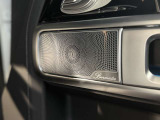 あらゆる場所にブルメスタースピーカーが装備されているので、音楽をかけながらの運転も楽しくご利用いただけます。