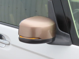 【LEDドアミラーウインカー】ドアミラーにウィンカーが付いているので、周りの車がウインカーやハザードに気付きやすくなります。右左折時や車線変更時の事故を防ぎ、安全に走行できます。
