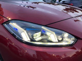 【LEDヘッドライト】先進のLEDテクノロジーを採用。放射される白色光の周波特性は太陽光に近く、バイキセノン・ヘッドライトを上回るコントラストで更に明るく輝きます!