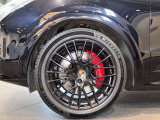 21インチ Spyder RSデザイン ホイール、サテングロス ブラック、ホイール アーチ エクステリア カラー同色