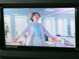 テレビ映像を楽しめる画面を備え、停車中の待ち時間も車内で過ごしやすくなります。映像が見やすく表示されるため、休憩時などに気軽に視聴できる装備です。