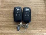 【スマートキー】 スマートキーを携帯していれば、ドアハンドルのボタンを押してロックの解除ができ、パワースライドドアもワンタッチで開閉できます。
