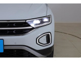 LEDマトリックスヘッドライト IQ.LIGHT:フロントカメラで対向車や先行車を検知し、マトリックスモジュールに搭載された32個のLEDを個別に制御することで最適な配光を行います。
