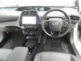 運転席からの視界はこんな感じです☆お気軽にご来店いただき、実際に座って是非お確かめください。ドライバーに寄り添う快適な操作フィールをもたらすステアリングです。