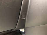買い物フックです。3kg程度の荷物であれば引っ掛けておくことが可能です。下に置きたくない荷物をぶら下げておくのに便利です。
