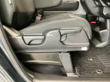 【前席】運転席にはシート高を調整できるハイトアジャスターが装備され、幅広いシートポジションの設定が可能になっております♪