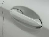 コンフォートアクセス付きでキーを携帯していれば施錠、開錠が可能です。