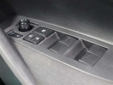 運転席からも操作可能な全席パワーウィンドウが装備されています。