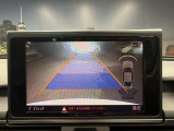 【バックカメラ】運転席から画面上で安全確認ができます。駐車が苦手な方にもオススメな便利機能です。