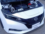 納車以降、お車のメンテナンスは自宅近所の日産サービス拠点にて承ります。専門の教育を受けたサービスフロント&メカニックが無料1ヶ月点検から法定/車検整備、万一の故障・不具合の修理まで全て担当いたします。