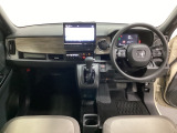 車内は光触媒抗菌消臭施工済です。インパネ周りはスタイリッシュなデザインで機能や装備も充実しています。グローブボックスやカップホルダーのほかにトレーなどたくさんの収納スペースが付いています。