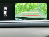 車両周囲のセンサー表示と後方映像を同時に確認でき、駐車時の周囲確認をサポートします。画面には目安となるガイド線も表示され、後退時の位置把握に役立ちます。