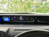 速度やシフト位置などの情報が運転席前方にまとめて表示され、走行に必要な情報を確認しやすい構成です。時計表示も備わり、運転中に視線を大きく外さず確認できます。