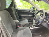 ゆったりとした前席は、座面と背もたれに落ち着いた色合いの表皮を採用。運転席からメーターや前方を確認しやすく、乗り降りの際も使いやすい室内空間です。