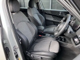 【運転席シート】人間工学に基づき形成した形状が長時間のドライブ疲労も軽減します。すべての走りを特別な出来事に変える様に設計されています。
