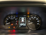 様々な車両情報を表示できるTFTマルチインフォメーションディスプレイを中央に配した視認性の高い大型2眼メーターです