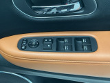 運転席のスイッチで全てのウィンドウの開閉操作を行うことができます。ロックボタンをONにしておくと、運転席以外のウィンドウは作動しないのでお子様を乗せているときなども安心ですね♪